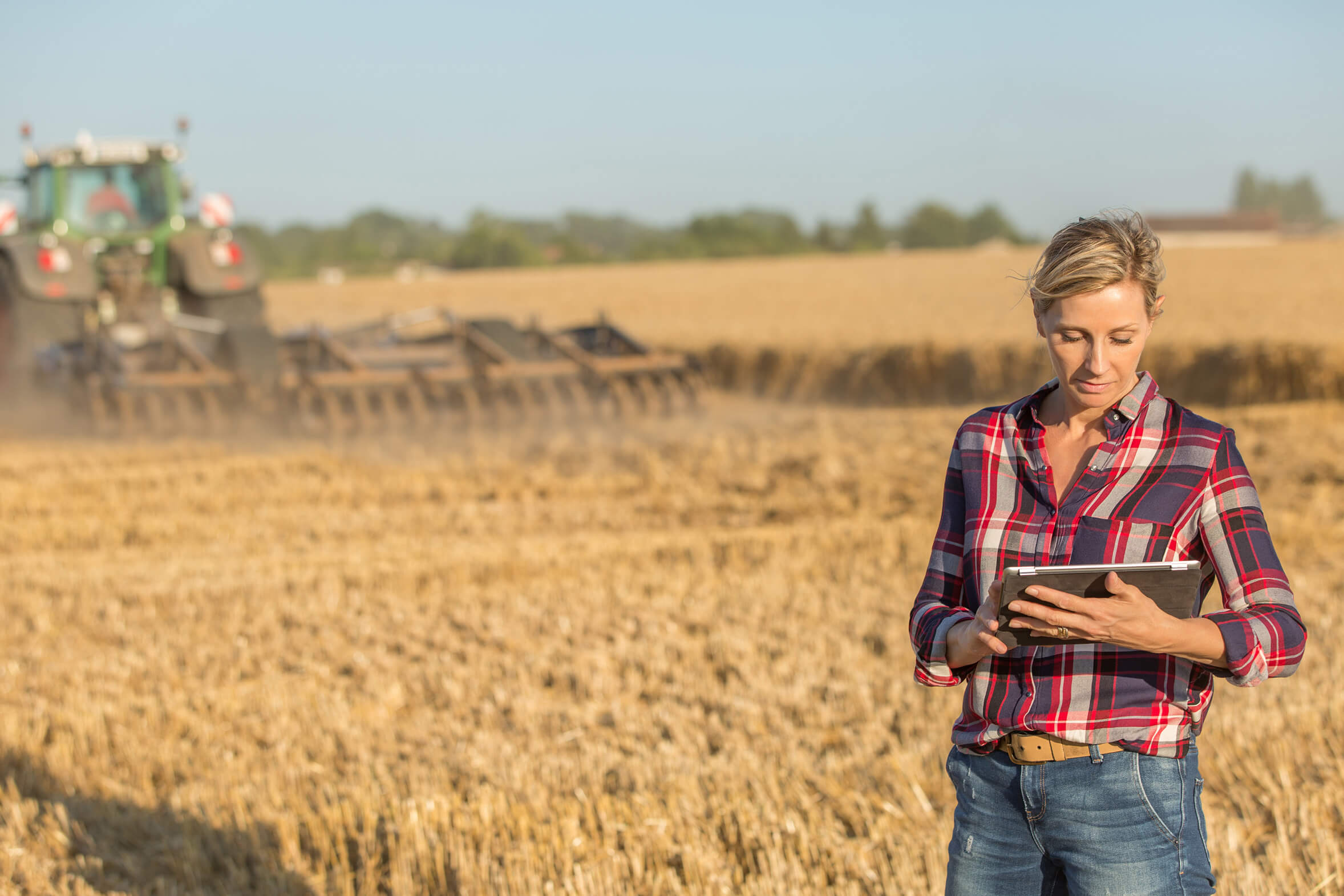 Farm call. Агроном в поле. Женщина агроном. Женщина фермер. Женщины фермерши.